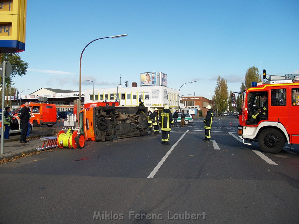 Schwerer VU Notarzt Pkw Koeln Ehrenfeld Weinsbergstr Oskar 10.JPG